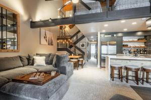 Una sala de estar con un sofá y un bar. en Snowcreek Retreat Mammoth, en Mammoth Lakes