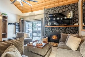 Una sala de estar con sofás y chimenea. en Snowcreek Retreat Mammoth, en Mammoth Lakes