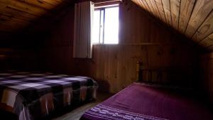 a small room with a bed and a window at Cabanas Presidente in Imbé