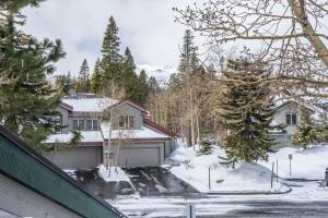 una casa en invierno con nieve en el suelo en Snowcreek Retreat Mammoth, en Mammoth Lakes