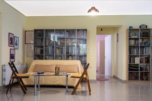una sala de estar con un sofá y una mesa en Family home in Lagonisi, en Lagonisi