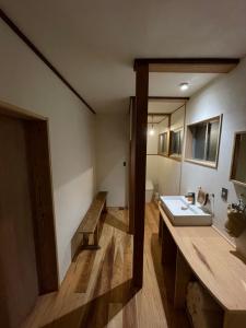 un baño con lavabo y espejo en Nagi Unoport 2, en Tamano 25 fotos más