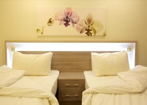 Postel nebo postele na pokoji v ubytování Lujain Hotel فندق النور واللجين