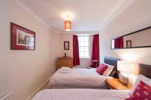 מיטה או מיטות בחדר ב-Writers View, Royal Mile Apartment Edinburgh