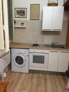 フィレンツェにあるPolo Residenceのキッチン(洗濯機、洗濯機付)
