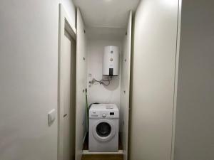 a small bathroom with a washing machine in a room at Mix Center in Belas