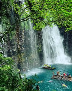 een groep mensen op een boot in het water bij een waterval bij Whole Furnished House with Parking and Sea View in Tagibo +5 foto's