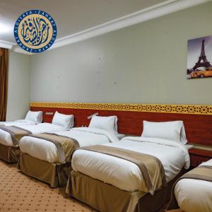 Postel nebo postele na pokoji v ubytování فندق تارا المحبس -محبس الجن-