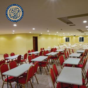 Restaurace v ubytování فندق تارا المحبس -محبس الجن- + 19 fotografií