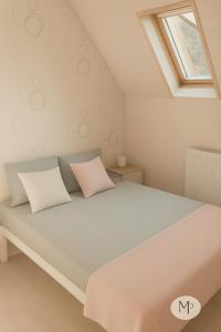 a bedroom with a bed with a skylight at Douce escapade prés de Beauval et des Châteaux in Romorantin