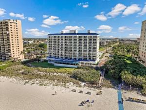una vista aérea de un hotel con una playa y edificios en Beachfront condo with restaurant, pool, spa and gym, en Marco Island