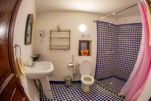 un bagno con lavandino, WC e doccia di Riad Dalla Fes a Oulad Akkou