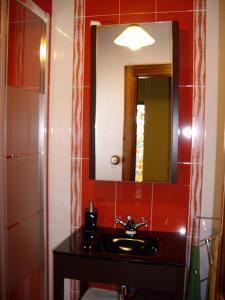 La salle de bains est pourvue d'un lavabo et d'un miroir. dans l'établissement El Requexu de Cervera, à Cervera