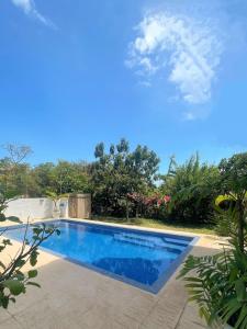 a swimming pool in a yard with a blue sky at Appartement chaleureux avec jardin et piscine in Albion