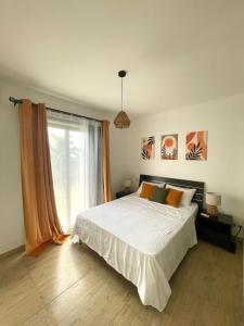 a bedroom with a bed and a large window at Appartement chaleureux avec jardin et piscine in Albion +12 photos