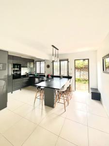 a kitchen with a table and chairs in it at Appartement chaleureux avec jardin et piscine in Albion