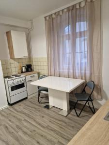 a small kitchen with a white table and chairs at PaNi2 in Altdorf bei Nuernberg