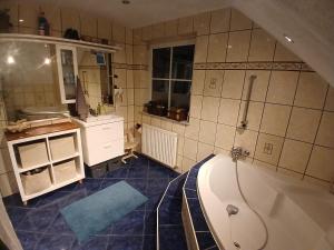 バート・イシュルにあるZimmer im Salzkammergutのバスルーム(バスタブ、シンク付)のオーバーヘッドビュー