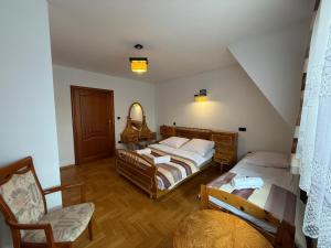 ein Schlafzimmer mit zwei Betten und einem Stuhl in der Unterkunft Pokoje W Górach Savanna in Biały Dunajec + 9 Fotos