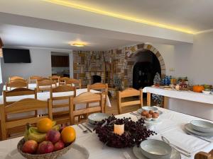 una sala da pranzo con un tavolo con sopra della frutta di Pokoje W Górach Savanna a Biały Dunajec Altre 14 foto