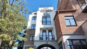 第比利斯Metekhi Line By OldTown的一座挂着招牌的白色建筑