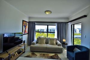 Χώρος καθιστικού στο The Sandown - One Bed Apartment with Balcony & Pool View