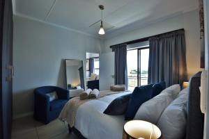Ένα ή περισσότερα κρεβάτια σε δωμάτιο στο The Sandown - One Bed Apartment with Balcony & Pool View
