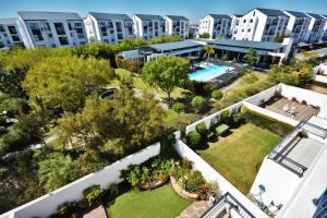 Πισίνα στο ή κοντά στο The Sandown - One Bed Apartment with Balcony & Pool View