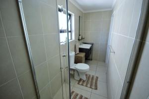 Ένα μπάνιο στο The Sandown - One Bed Apartment with Balcony & Pool View +10 φωτογραφίες