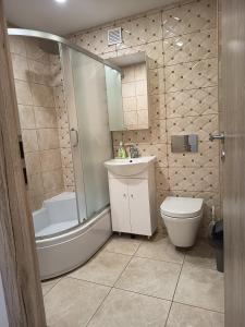 ein Badezimmer mit Waschbecken, Toilette und Dusche in der Unterkunft Vieno kambario butas Šiauliuose in Šiauliai