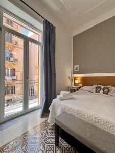 um quarto com uma cama e uma janela grande em Aziz b&b em Palermo mais 64 fotografias