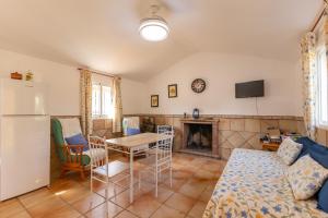 ein Wohnzimmer mit Sofa und Tisch in der Unterkunft La casita del Abuelo in Guadalcanal