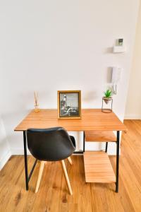 een bureau met een zwarte stoel en een houten tafel bij A luxury space to make you feel at home in Asuncion +11 foto's
