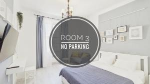 a room no parking sign on a mirror in a bedroom at Apartmaji Diversorio in Izola