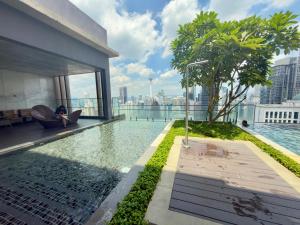 Kolam renang di atau dekat dengan LUXURY AXON SUITES KLCC PAVILONE At BUKIT BINTANG