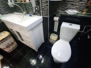 Ένα μπάνιο στο וילה באשקלון