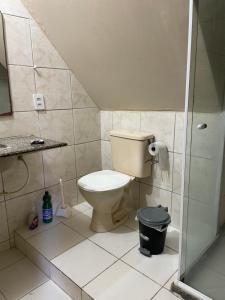un bagno con wc e doccia di Quartos Privativos Stella Maris a Salvador Altre 10 foto