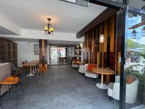 Posezení v ubytování Serene Vale Inn offers a complimentary one-way high-speed rail pickup service for guests staying two nights or longer