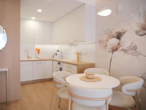 スウプスクにあるApartament MAXIMのキッチン(白いテーブル、白い椅子付)