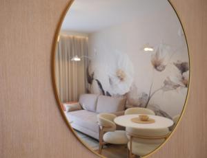 スウプスクにあるApartament MAXIMのリビングルーム(ソファ、テーブル付)を反映した鏡