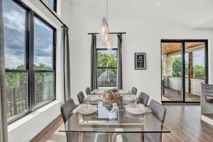Un lugar para sentarse en Luxury Lakeview Home w/ Pool & Beach Access! - Not Active