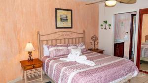 Un dormitorio con una cama con una toalla encima. en Sonoran Spa W403, en Campo del Medio 21 fotos más
