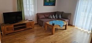 un salon avec un canapé et une télévision dans l'établissement Casa Patrizia, à Schwangau