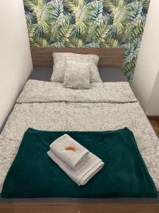 - un lit avec une serviette dans l'établissement EM Room, à Cracovie