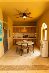 Kuchyň nebo kuchyňský kout v ubytování Beachfront apartment playa blanca