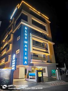 un bâtiment avec un panneau d'hôtel devant lui dans l'établissement Hotel Vilaari Blue Marina, à Visakhapatnam