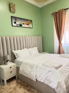 Postel nebo postele na pokoji v ubytování J&D Home Ntinda