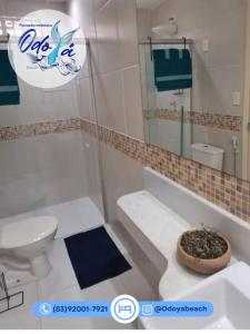 コンデにあるPousada Odoyá Beach - Quádruplaのトイレと便器のある浴室