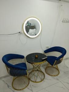 mesa, 2 sillas y espejo en סטודיו עם ג'קוזי מול כינרת, en Tiberíades