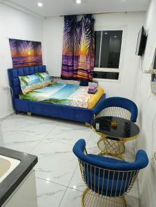 Una sala de estar con una cama, una mesa y sillas. en סטודיו עם ג'קוזי מול כינרת, en Tiberíades